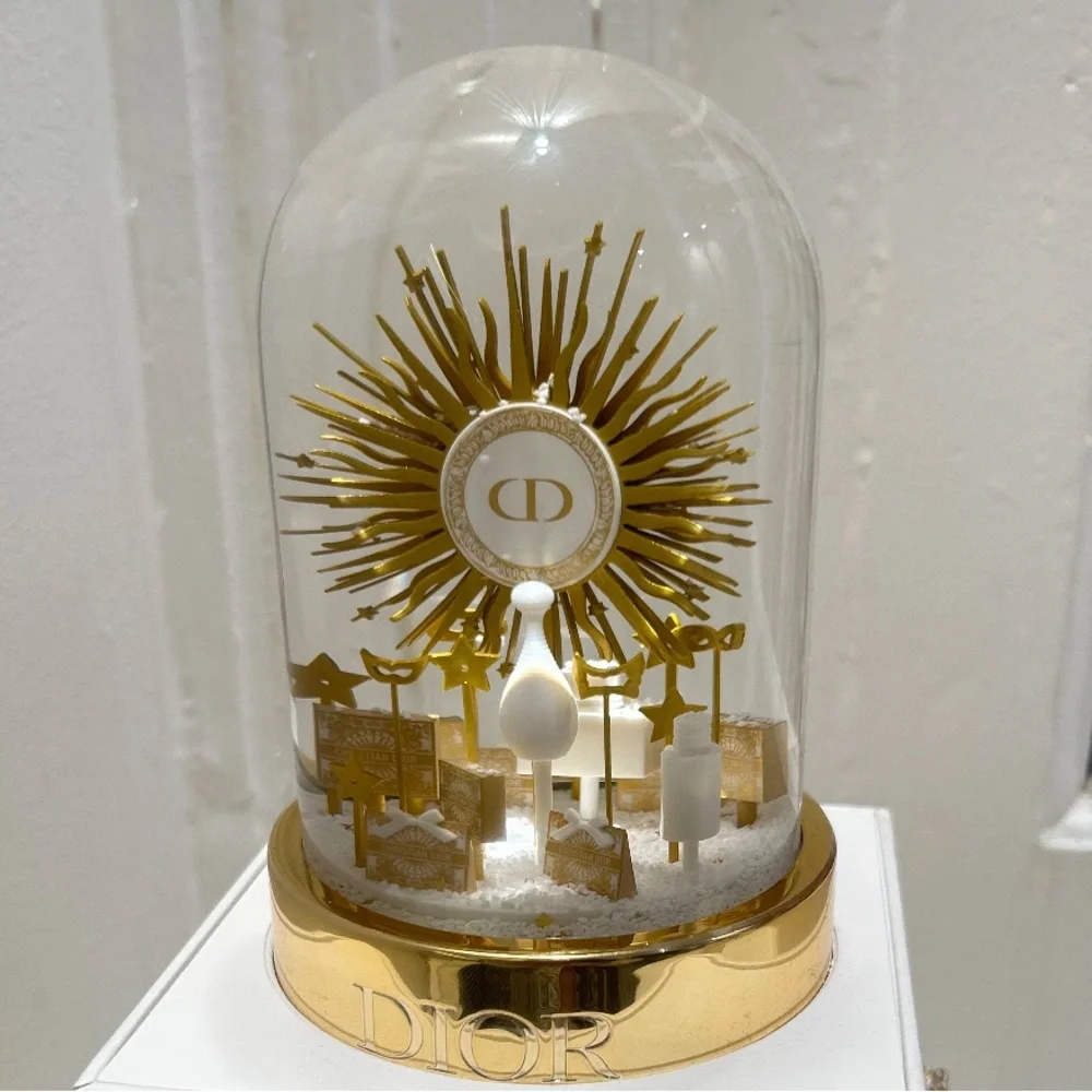 Dior gift 2024 Christmas snow Globe - Picture 2 of 9